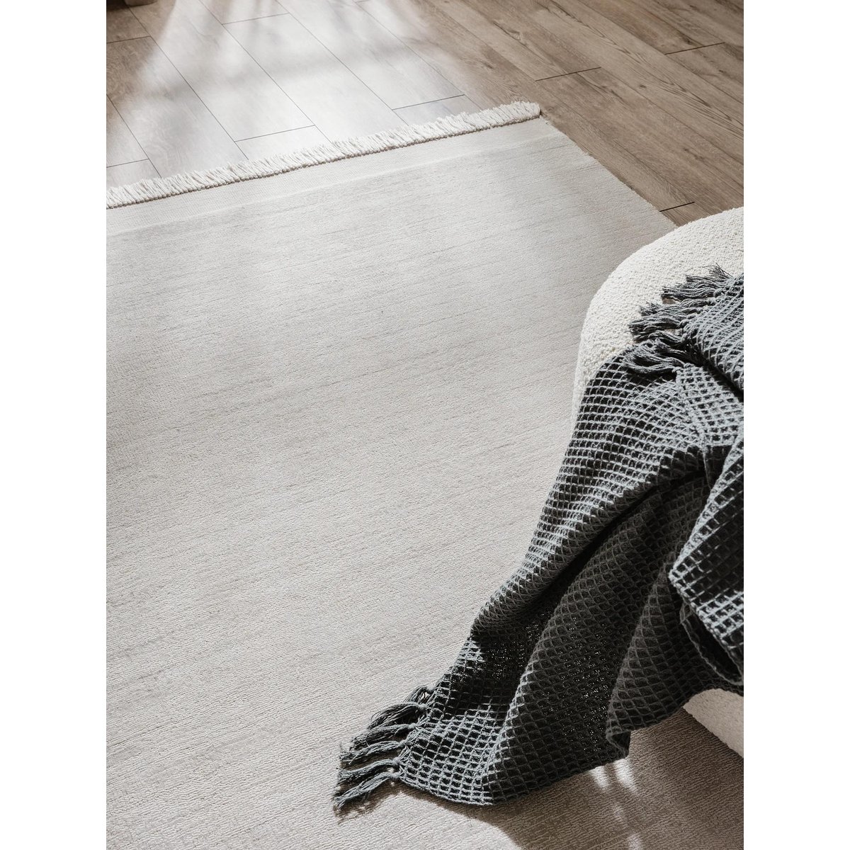 Tapis fabriqué à partir de matériaux recyclés tissé main JADE gris clair, BENUTA 