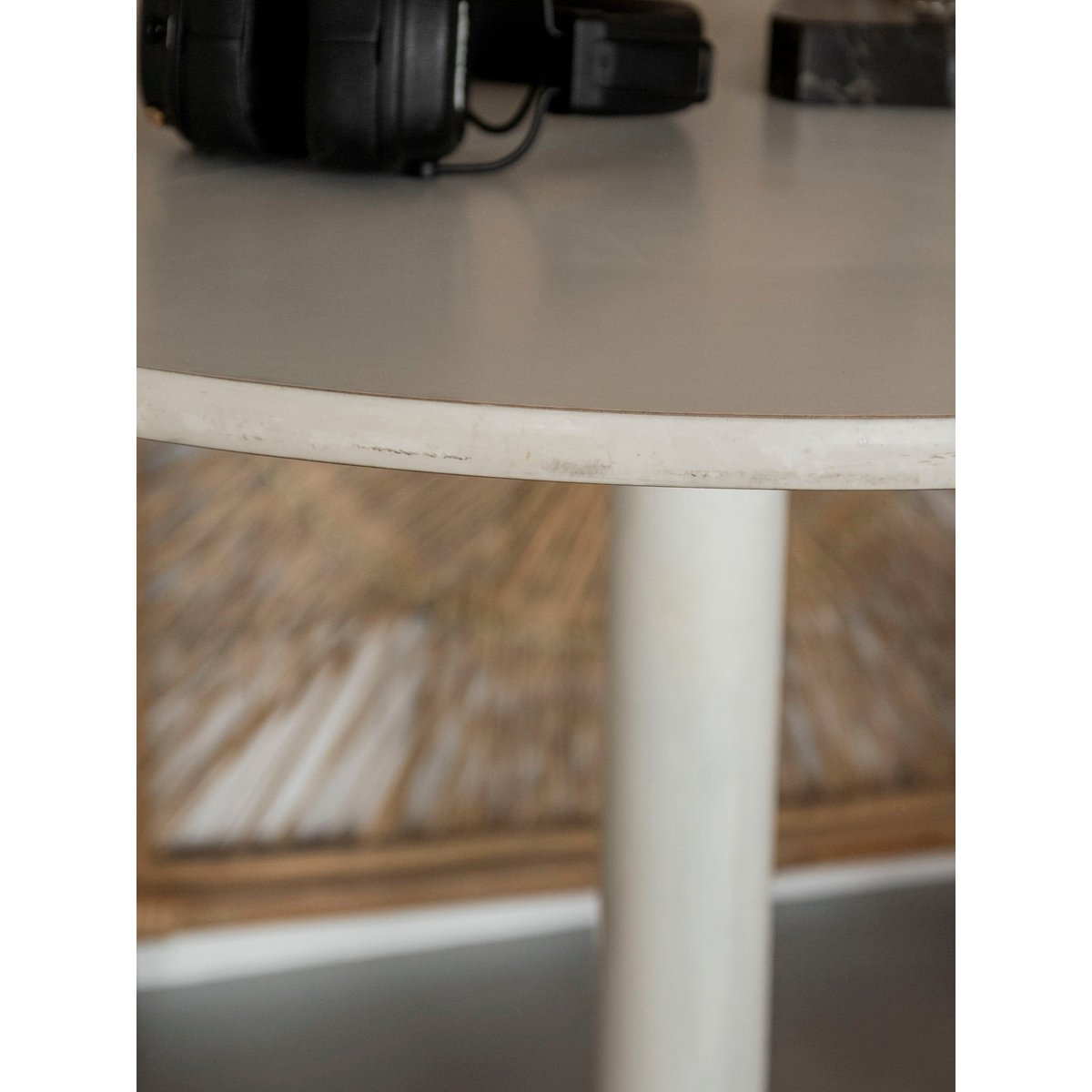 Table basse tulipe blanche Donna N°969 - Bon état noir, DEBONGOUT