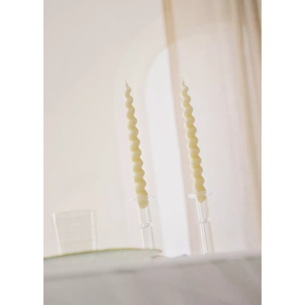 Bougies décoratives hautes avec motif en spirale blanc cassé, MANGO HOME