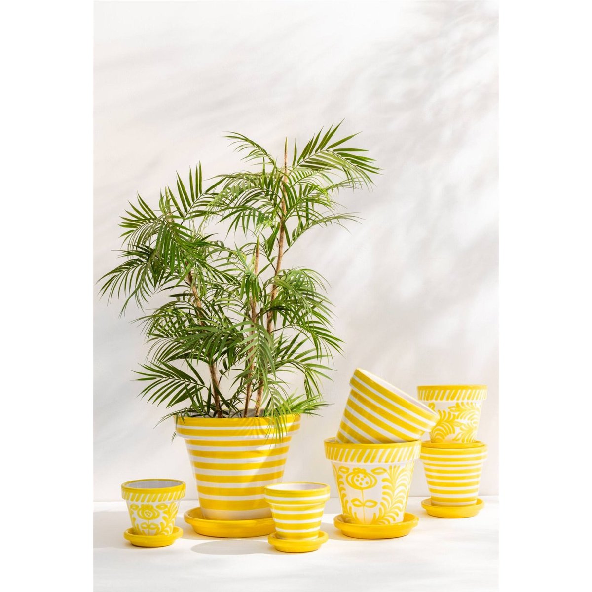 Cache-pot rayé en poterie peinte main jaune rayé blanc, RECOLLECTION