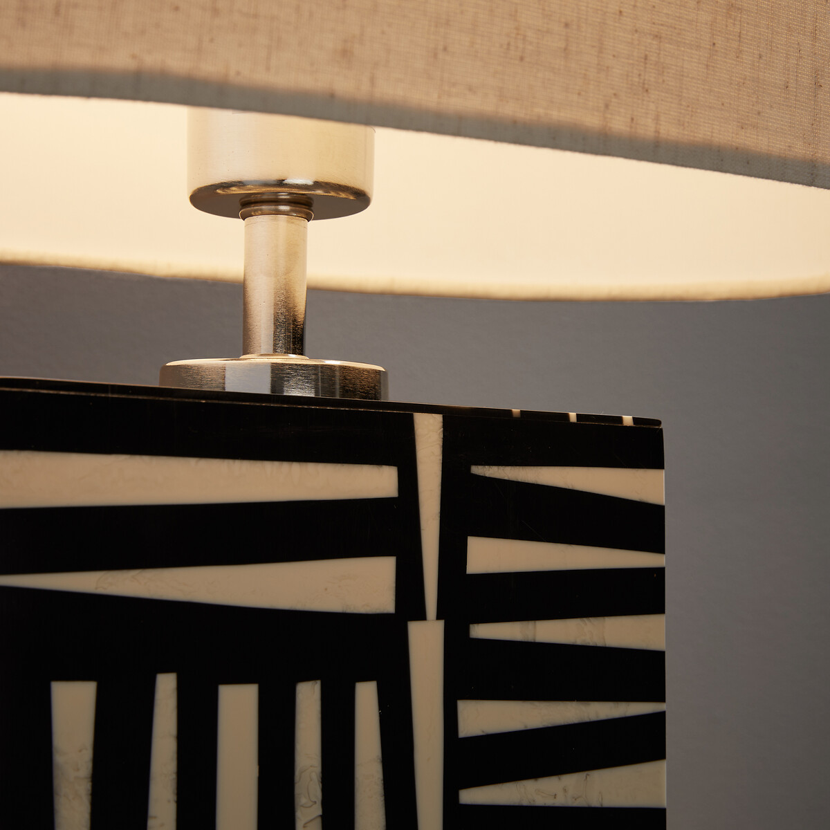 Lampada da tavolo in resina bianca e nera, Kucha nero/bianco, AM.PM