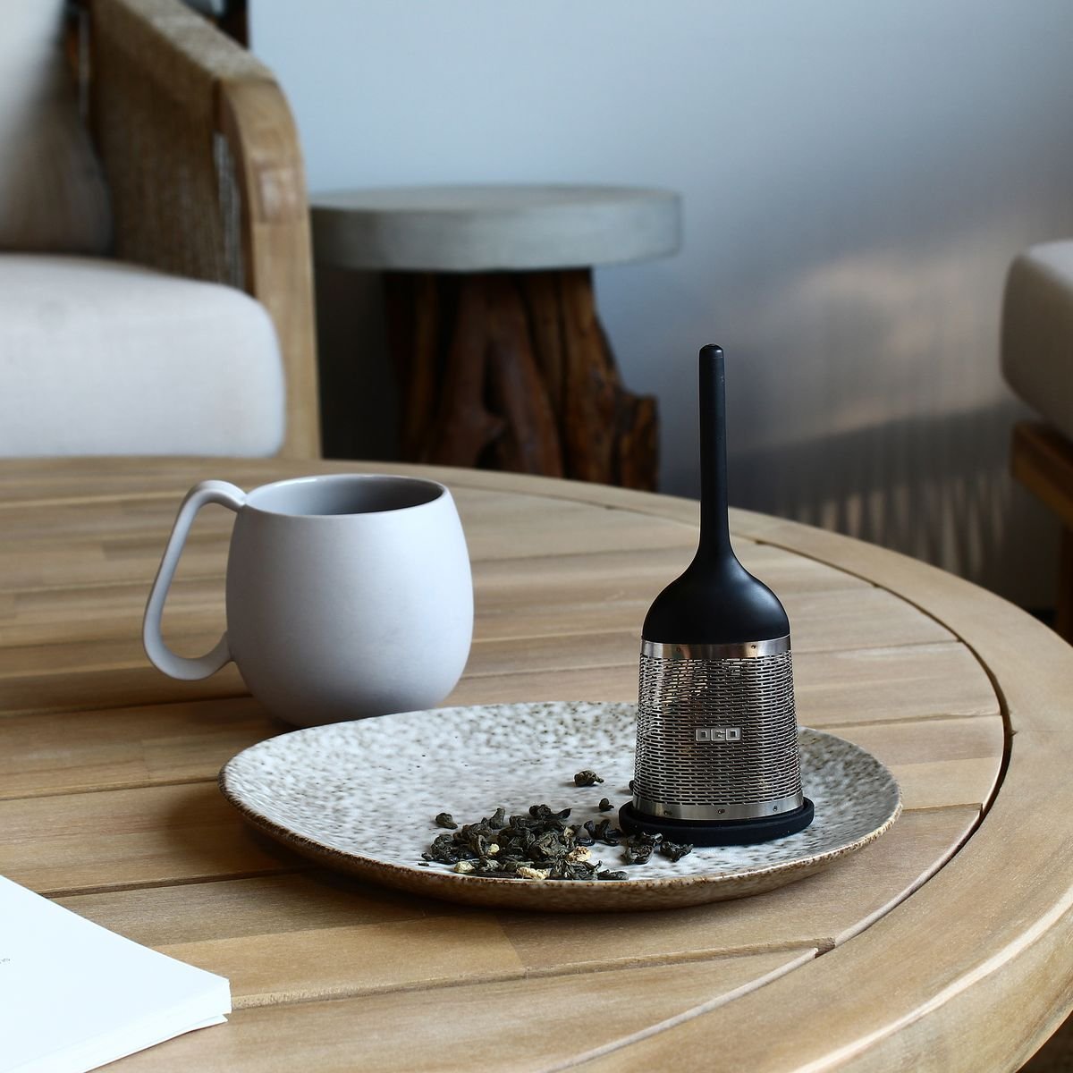 Infuseur à thé Gaspard en inox support silicone inox-noir, OGO LIVING
