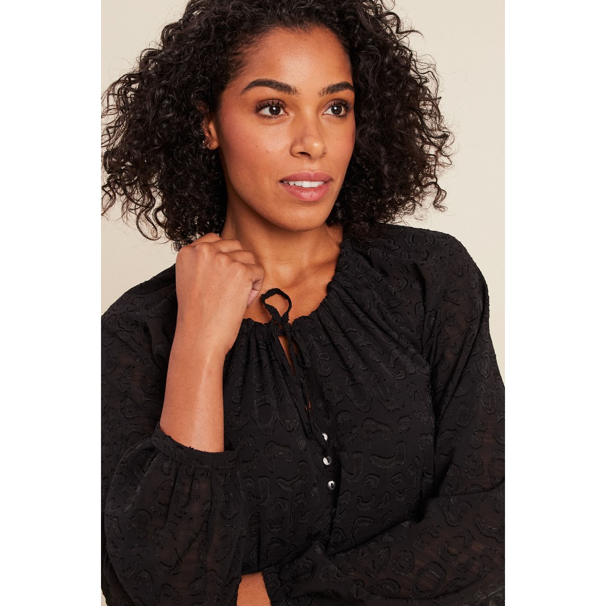 Robe courte évasée col v manches longues noir, BREAL