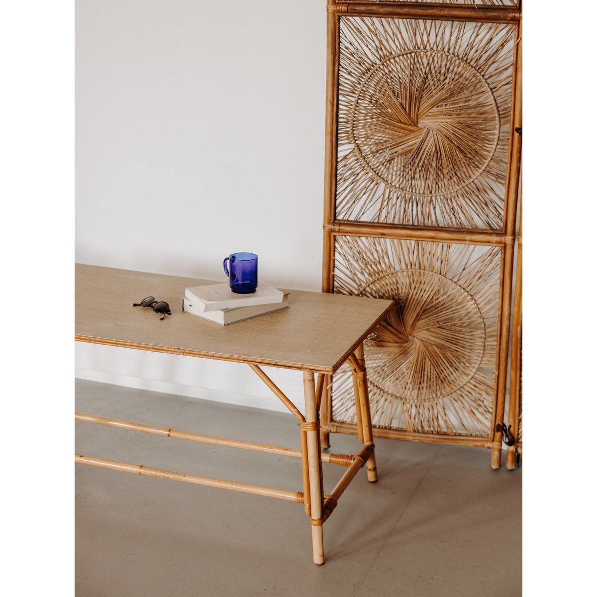 Grande table basse en bois et rotin Léonie N°1574 - Bon état bois clair, DEBONGOUT