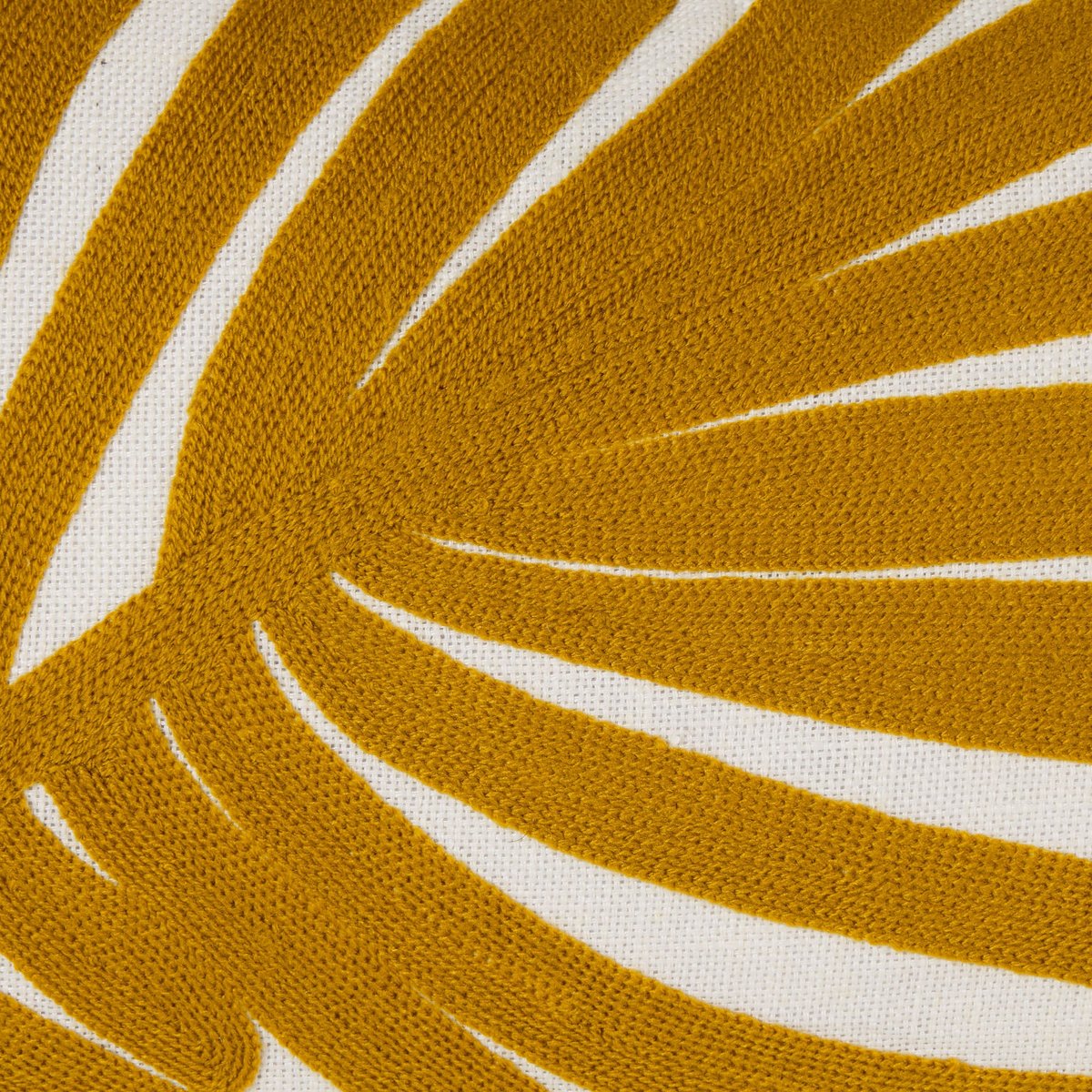 Housse De Coussin en Feuille de palmier brodée TROPI ecru et moutarde, MADURA