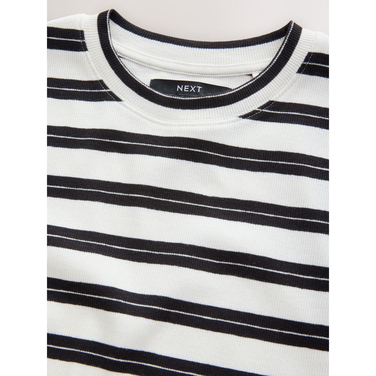 T-shirt ras du cou côtelé à manches courtes rayé noir et blanc, NEXT