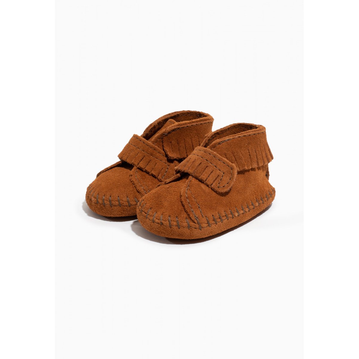 Chaussons souples en suede FRONT STRAP marron, MINNETONKA