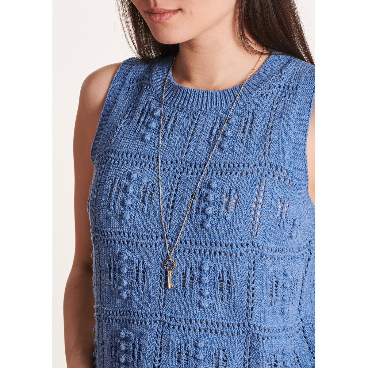Pull sans manches en maille crochet bleu denim, LA FEE MARABOUTEE