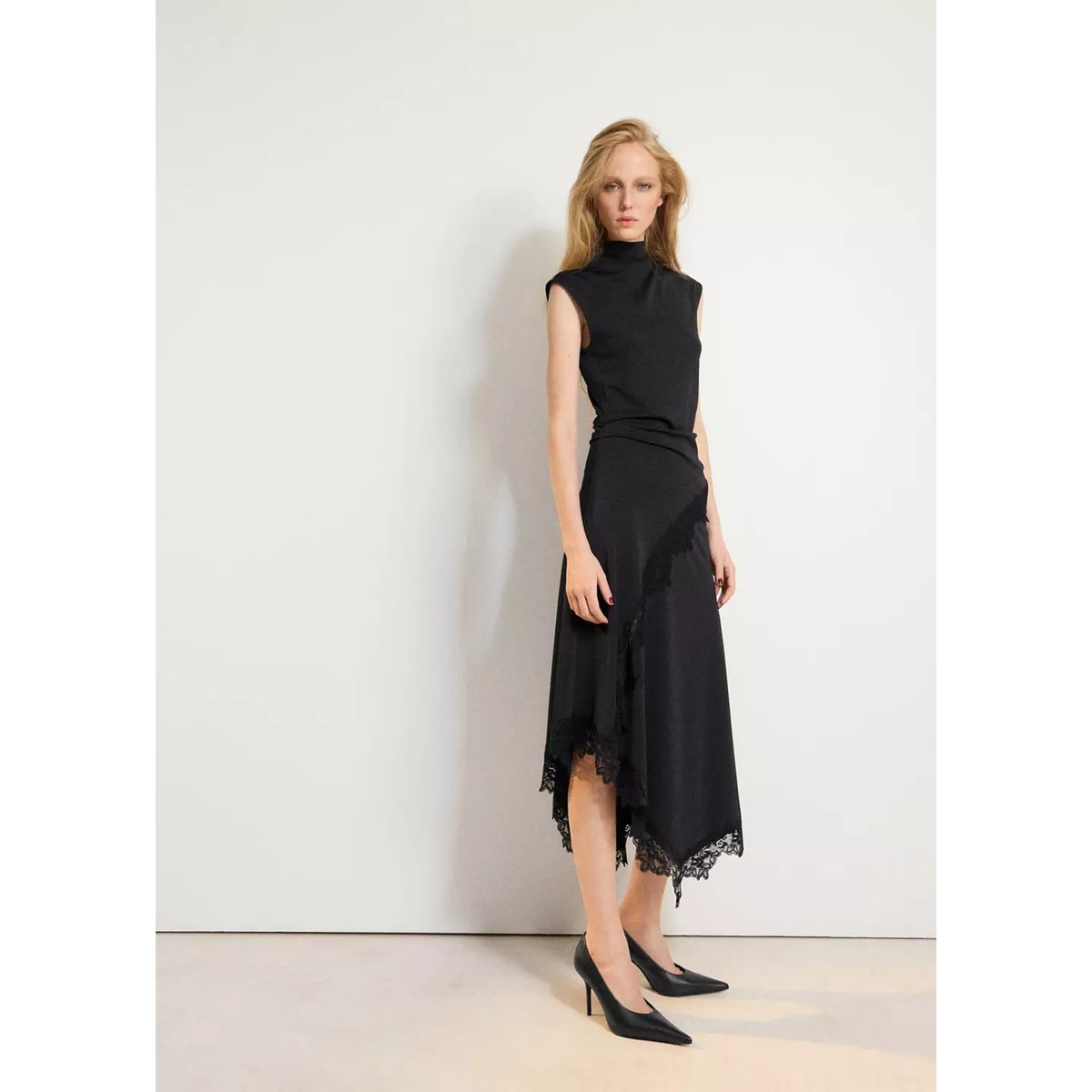 Robe asymétrique en dentelle noir, MANGO