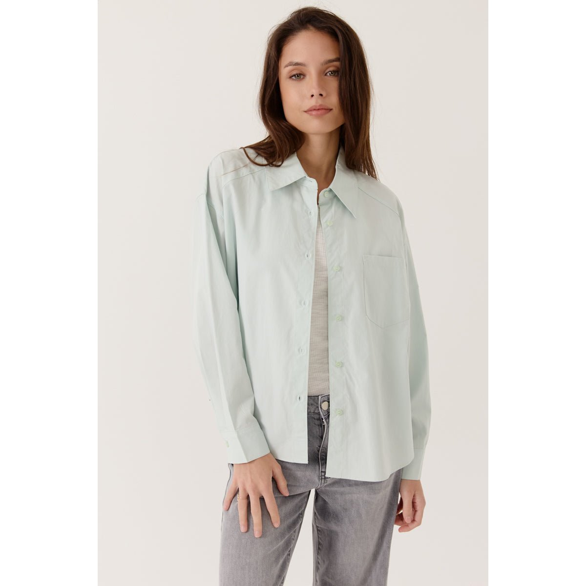 Chemise Alzea à la coupe droite et légèrement ample avec un col classique structuré. l-green, ARTLOVE