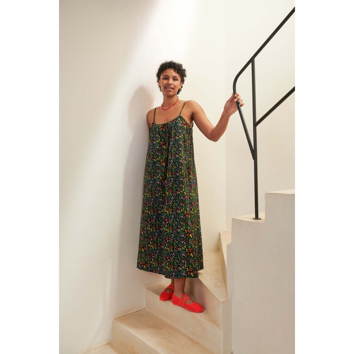 Robe longue à bretelles imprimé noir à fleurs, WE ARE JOLIES