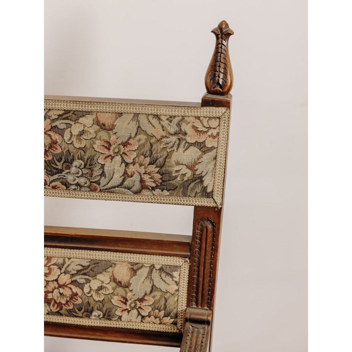 Grand fauteuil en bois sculpté et tapisserie florale Ernest N°1608 - Bon état bois foncé, DEBONGOUT