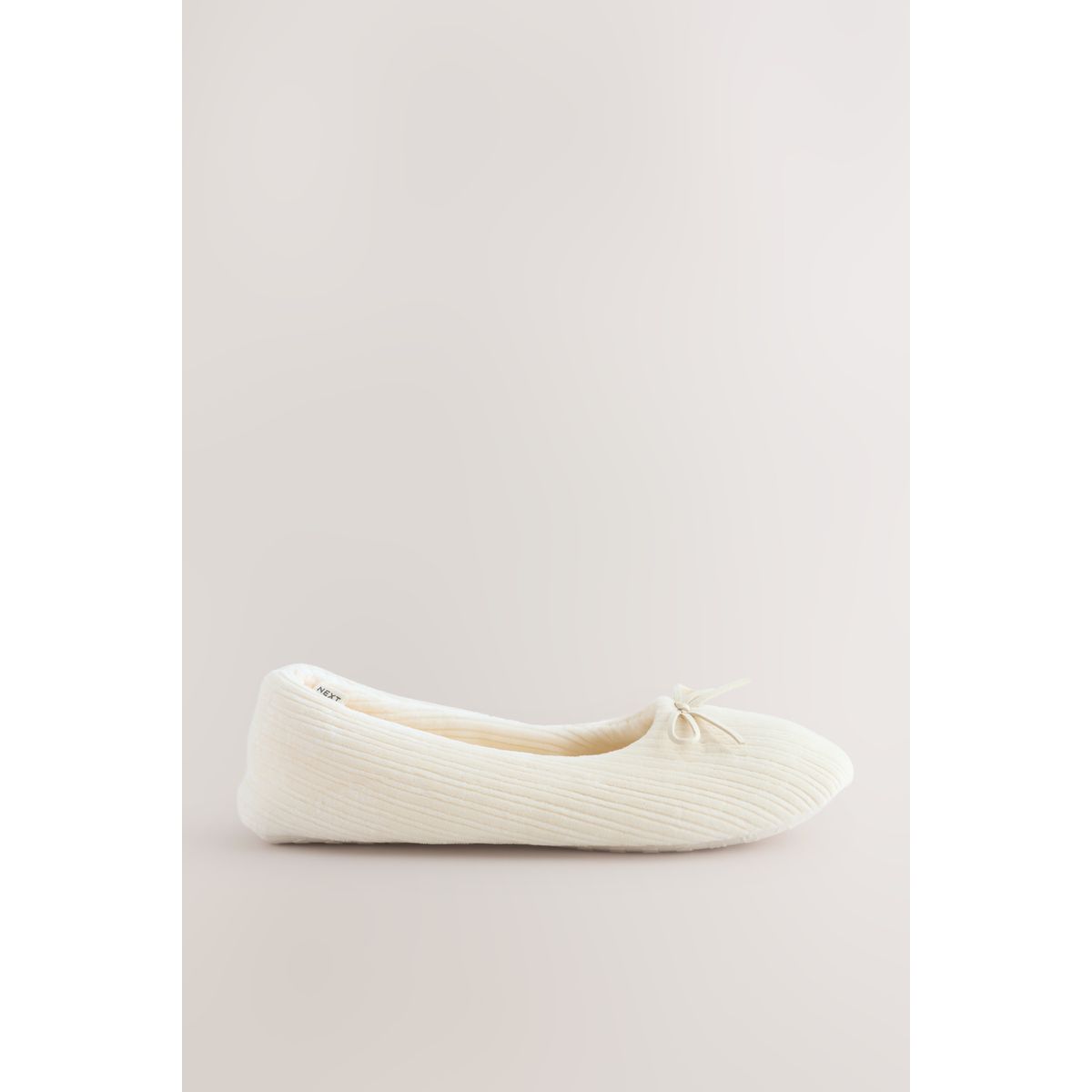 Chaussons ballerines en velours côtelé écru, NEXT