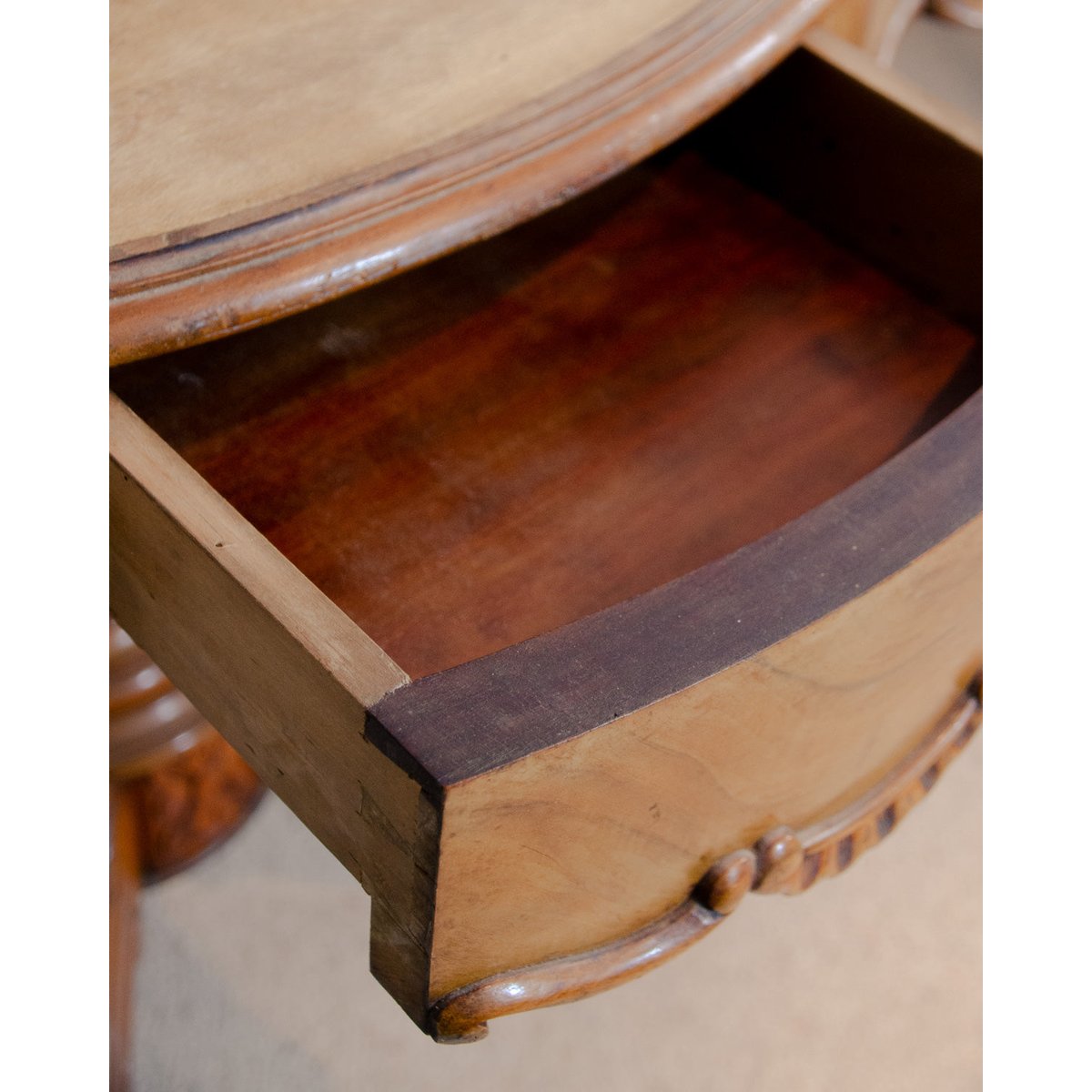 Table en bois Francine N°887 - Bon état bois foncé, DEBONGOUT