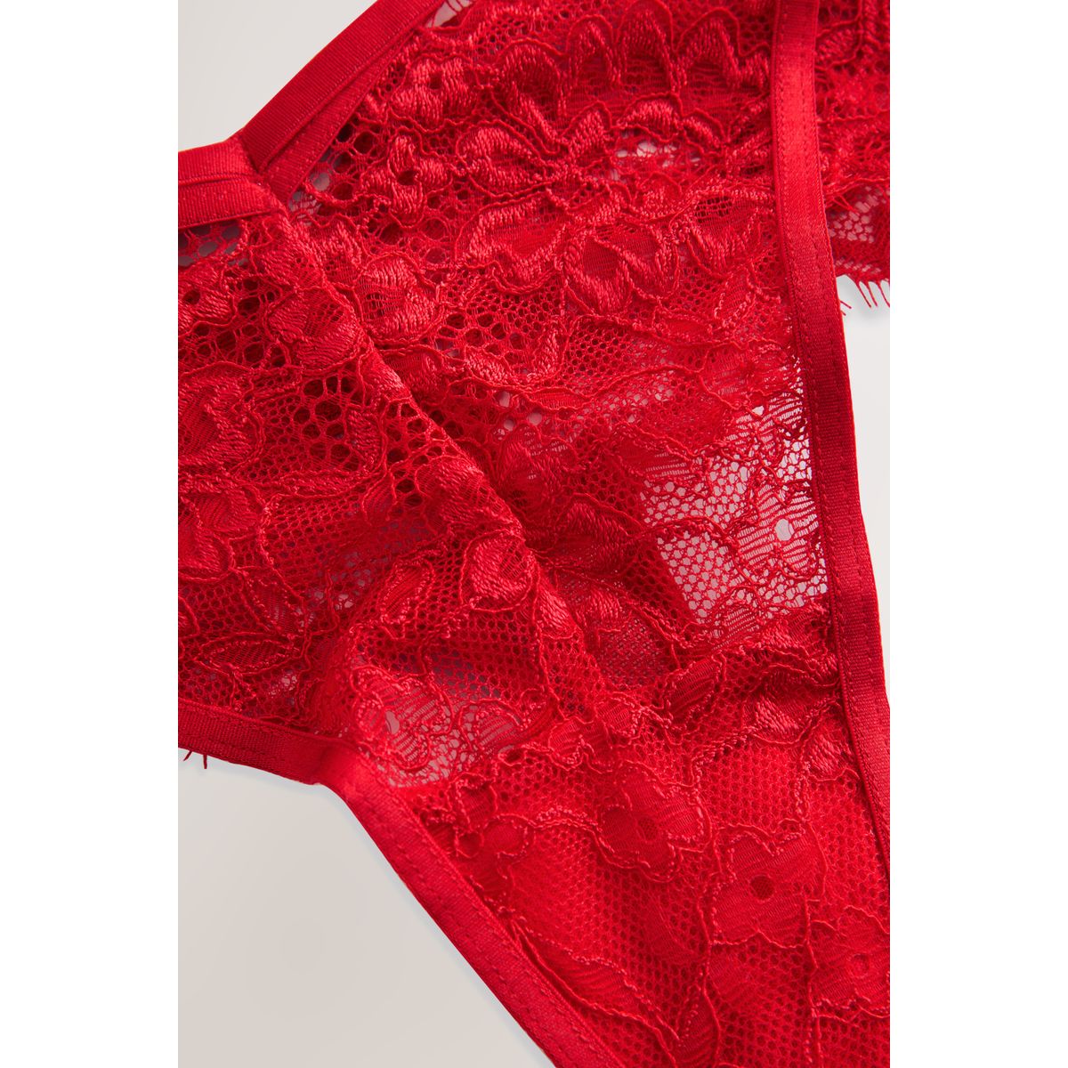 String en dentelle rouge, NEXT