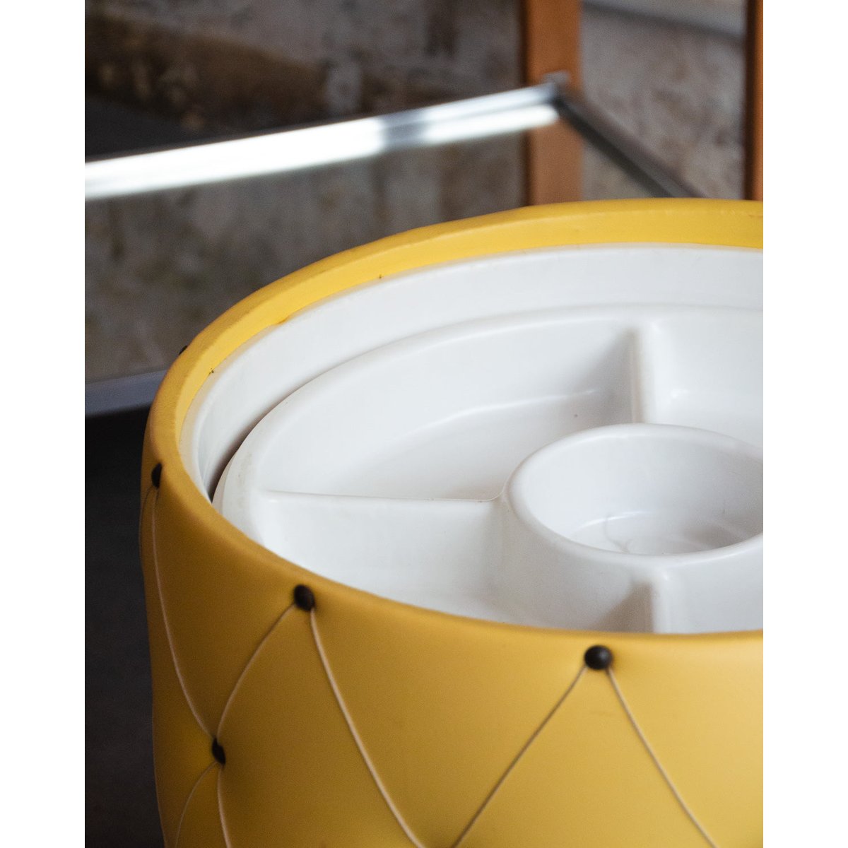 Pouf matelassé jaune Jean-Philippe N°88 - Bon état jaune, DEBONGOUT