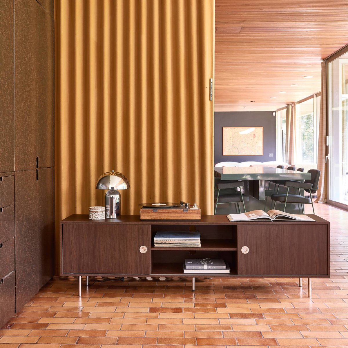 Meuble TV vintage décor bois et acier inoxydable 2 portes 180cm SHELBY noyer, SWEEEK