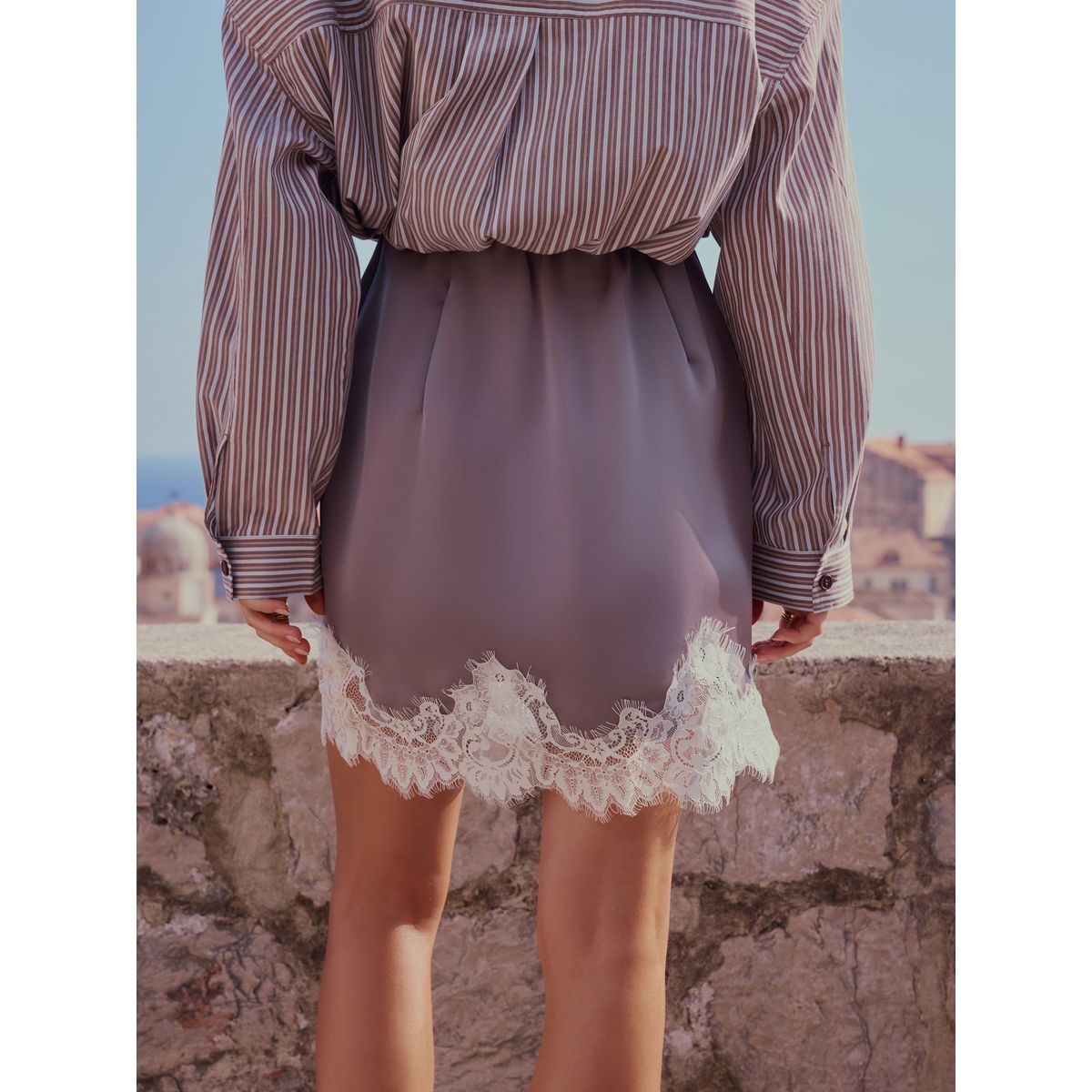 Mini-jupe en satin bordée de dentelle gris, NEXT