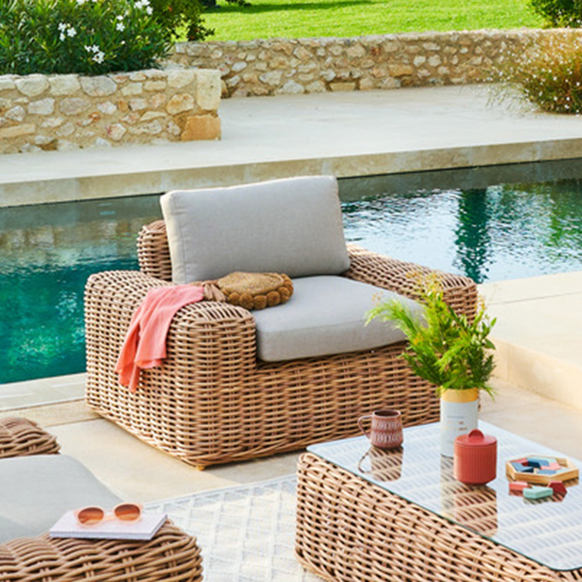 Fauteuil de jardin en résine tressée avec coussins SAVINIA tahini, HESPERIDE