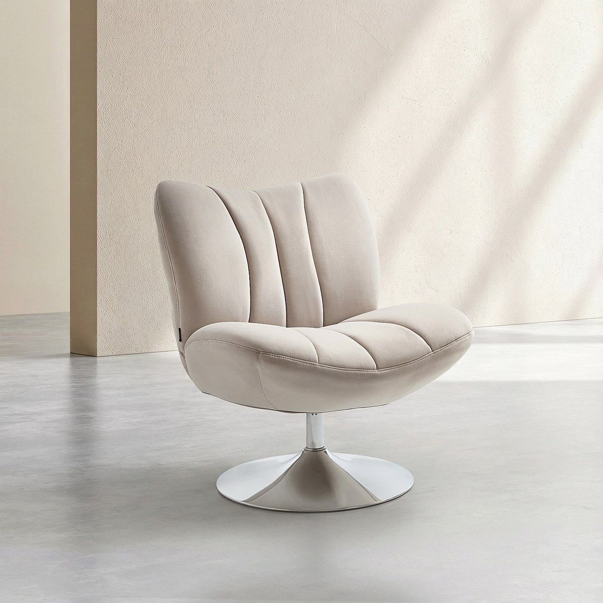 Fauteuil pivotant matelassé en tissu et métal chromé ANDREW crème, HABITAT