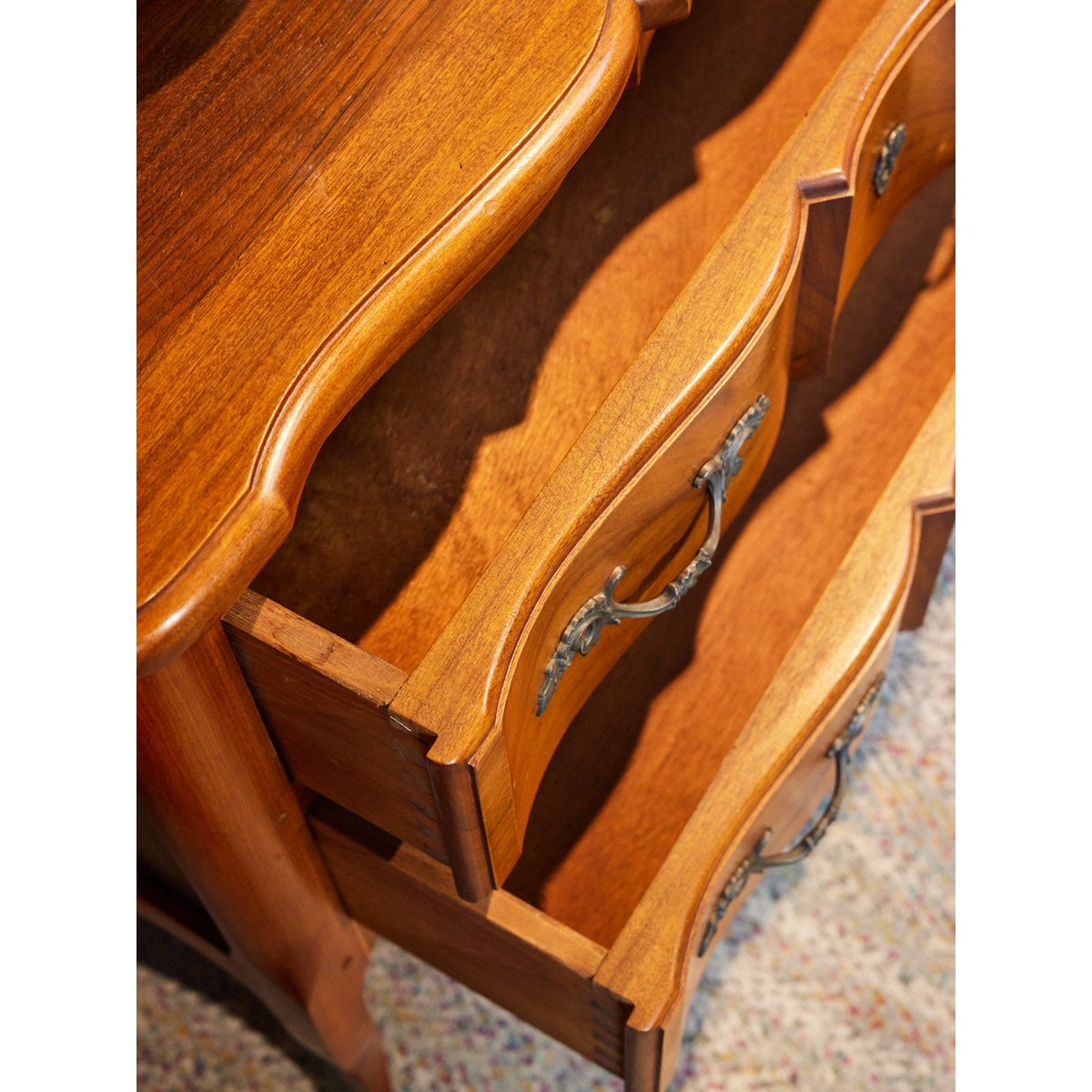 Commode sauteuse arbalète en merisier style Louis XV Garance N°756 - Bon état bois clair, DEBONGOUT