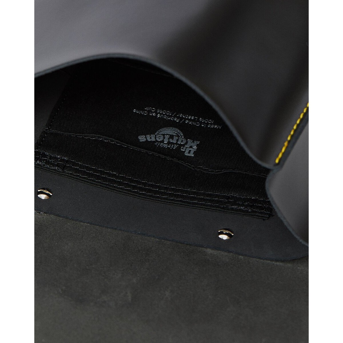 Mini sac à dos en cuir smooth noir, DR. MARTENS