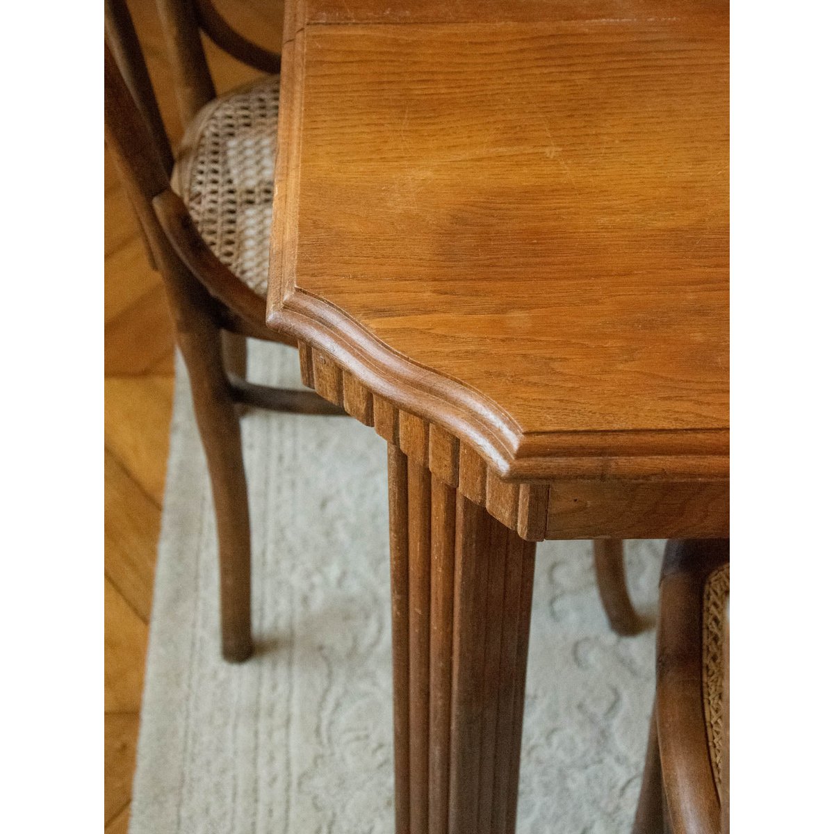 Table à manger sculptée en chêne Romy N°646 - Bon état bois clair, DEBONGOUT