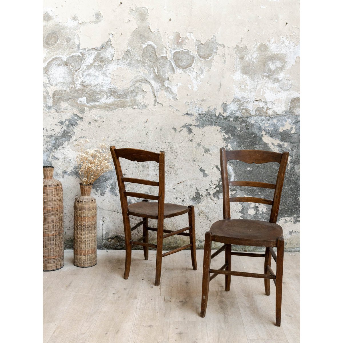 Paire de chaises sculptées en bois Claude N°1676 - Bon état bois foncé, DEBONGOUT