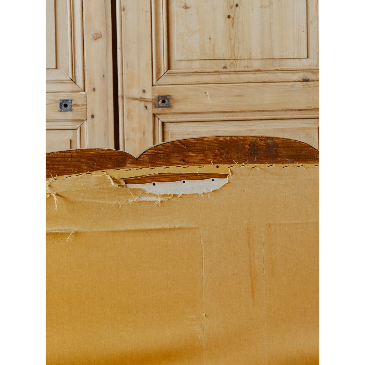 Banquette en bois et velours Martine N°50 - Bon état bois foncé, DEBONGOUT