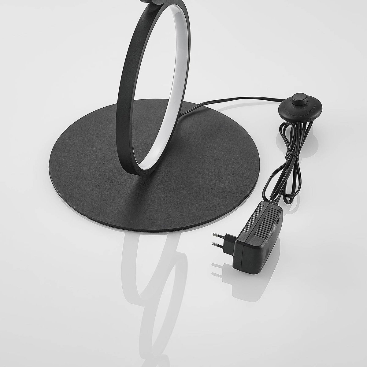 Lampadaire en métal moderneLED, Jacek noir, LINDBY