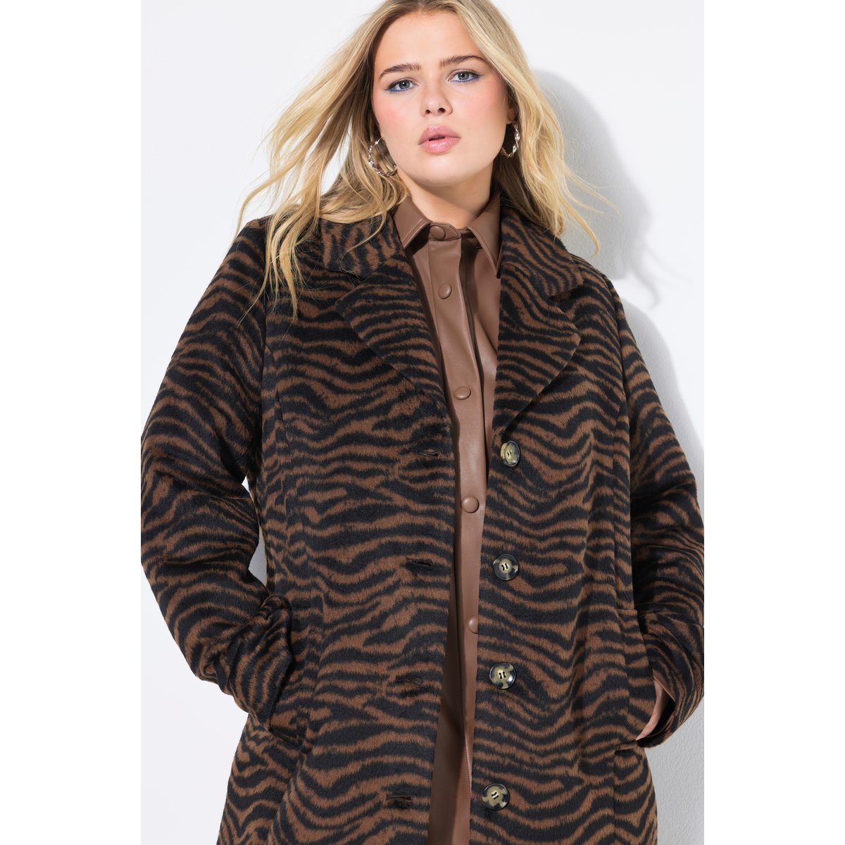 Manteau à revers daim foncé, STUDIO UNTOLD
