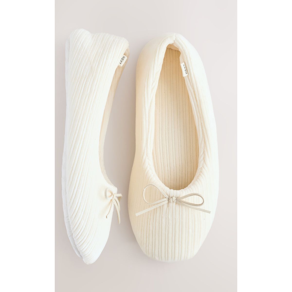 Chaussons ballerines en velours côtelé écru, NEXT