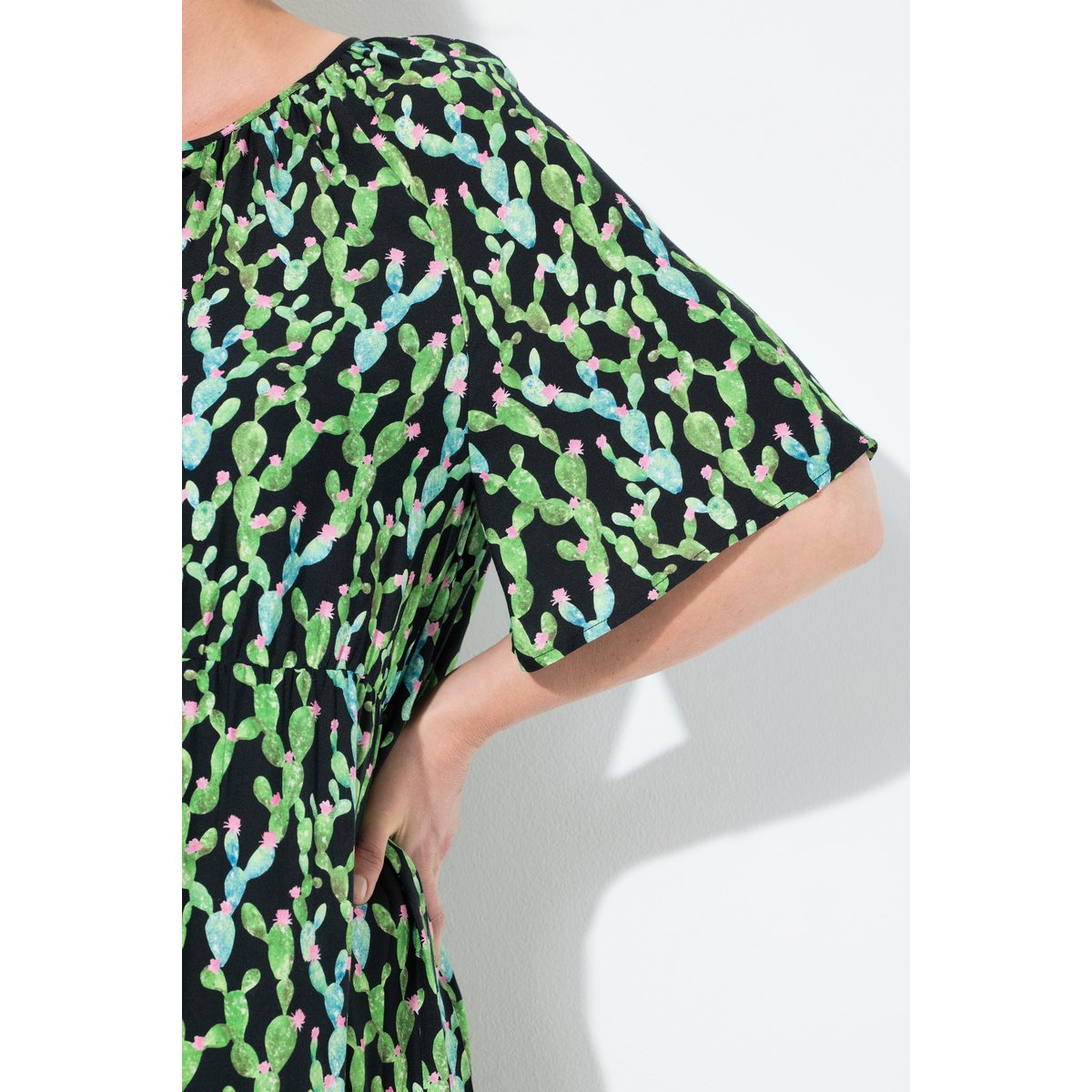 Robe midi, coupe évasée, col tunisien noir, ULLA POPKEN