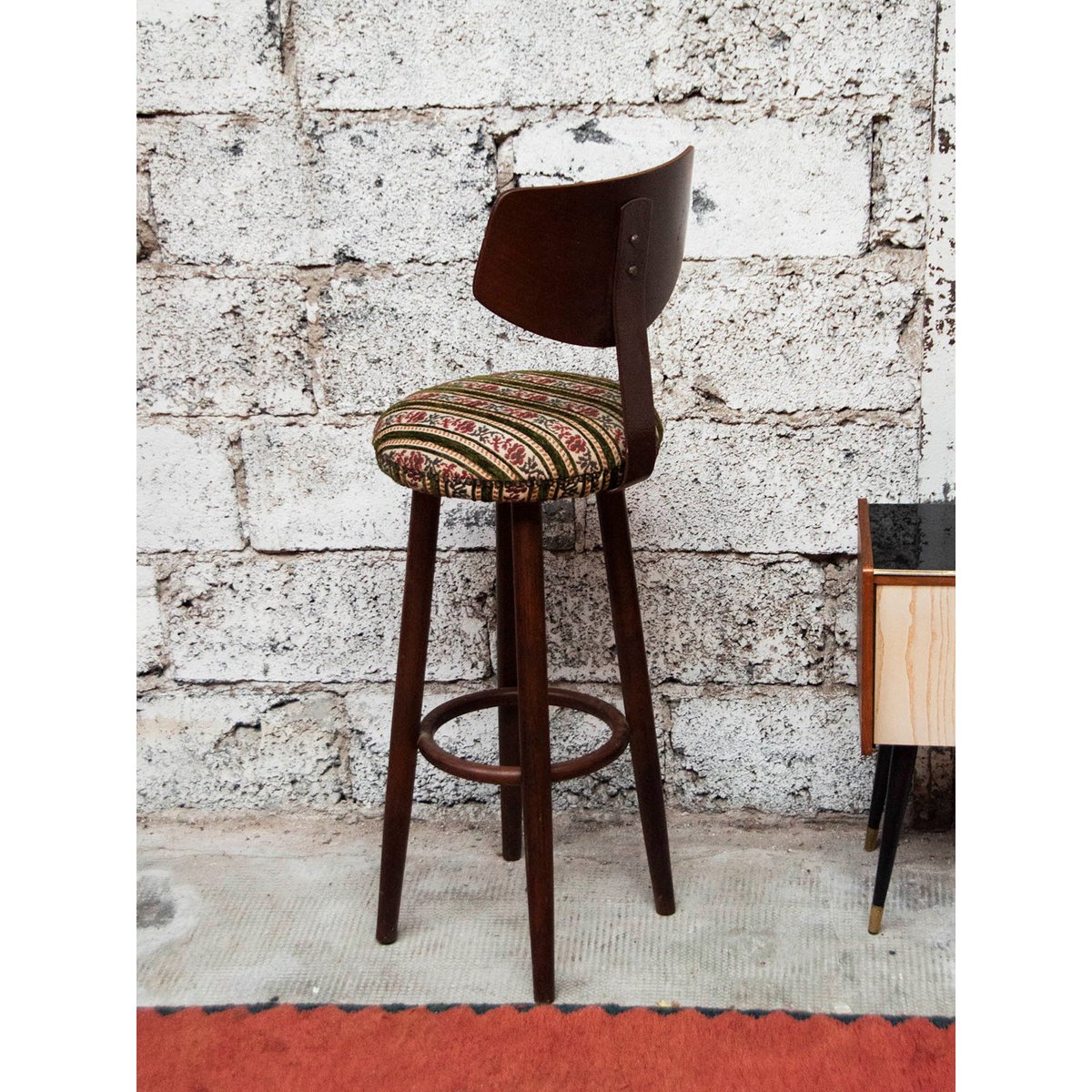 Tabouret de bar fleuri Gaston N°102 - Bon état bois, vert, rose, DEBONGOUT