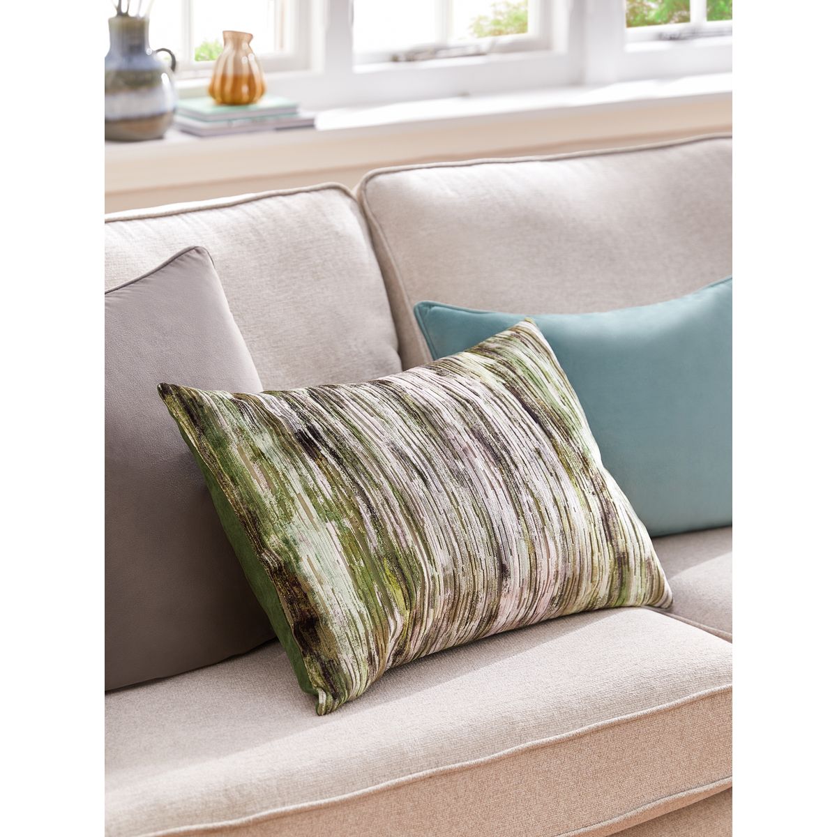 Coussin rayé en velours effet flou vert, NEXT