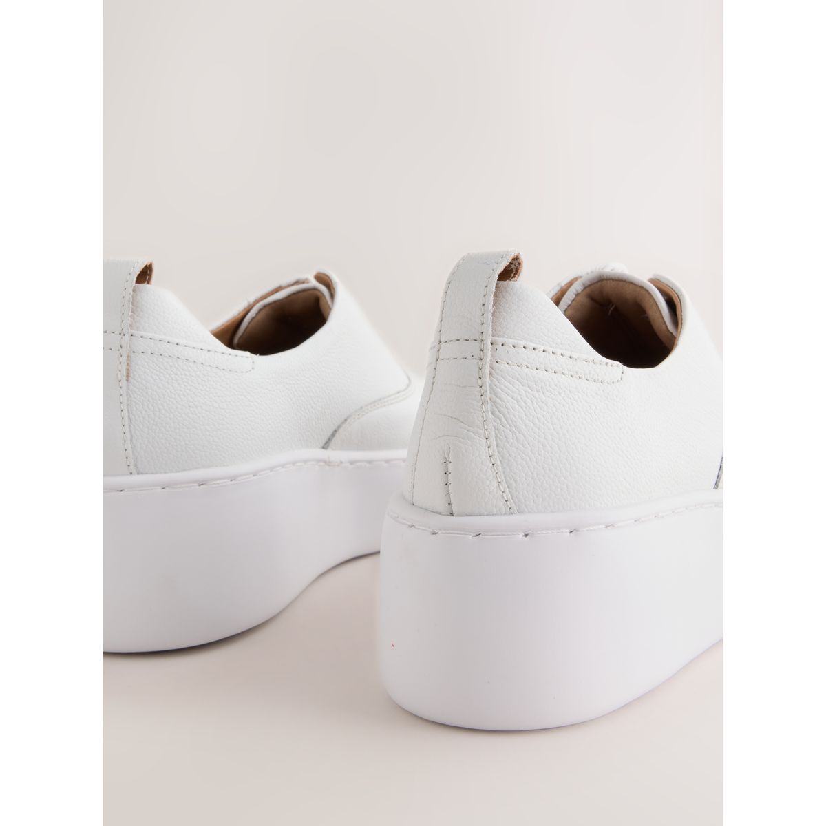 Baskets compensées en cuir à plateforme blanc, NEXT