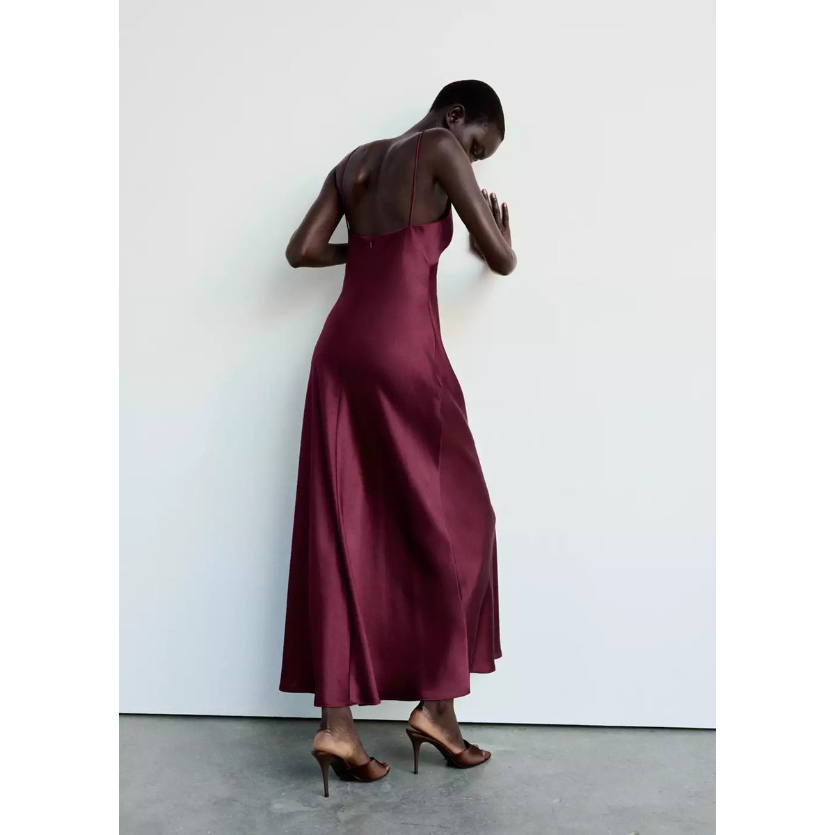 Robe satinée col V grenat, MANGO