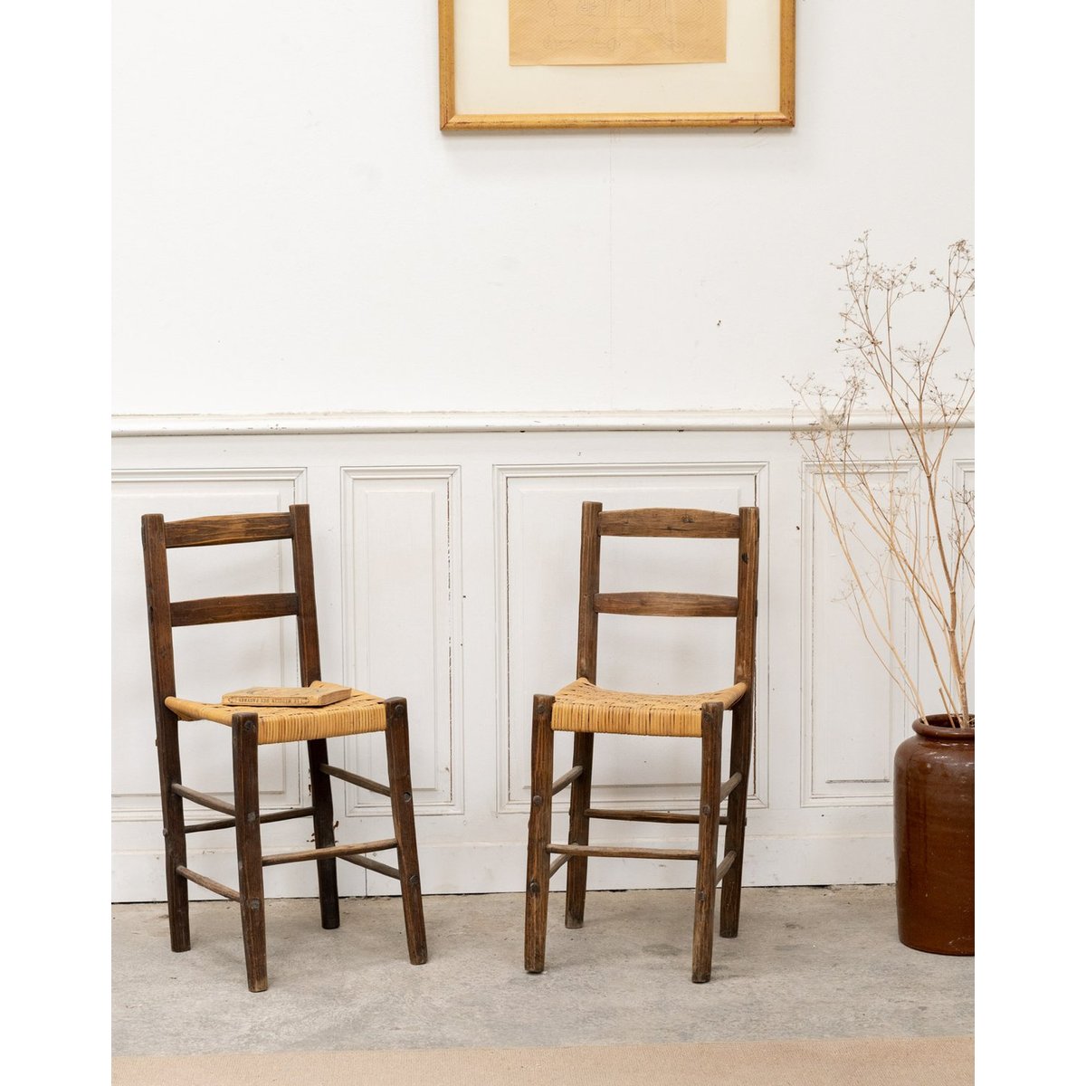 Paire de chaises anciennes en bois et rotin Claude N°1390 - Bon état bois foncé, DEBONGOUT