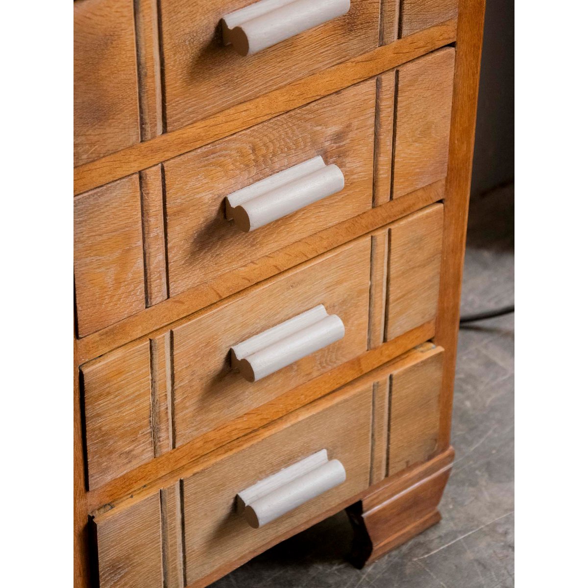 Commode au bois sculpté Garance N°741 - Bon état bois clair, DEBONGOUT