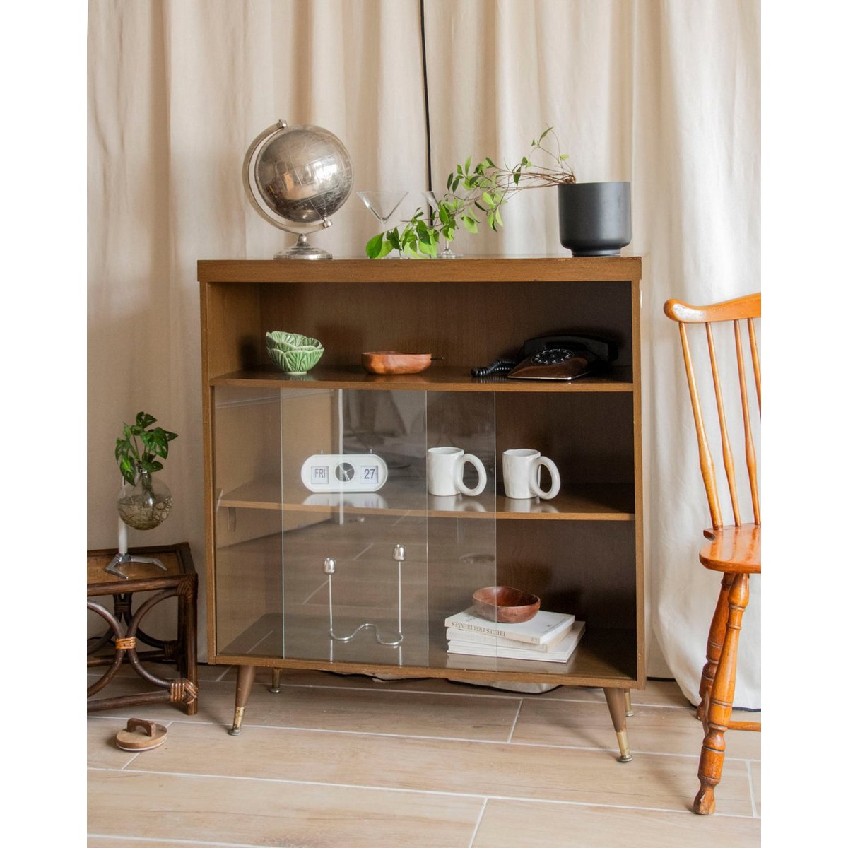Vitrine en bois plaqué Victoria N°1303 - Bon état bois foncé, DEBONGOUT