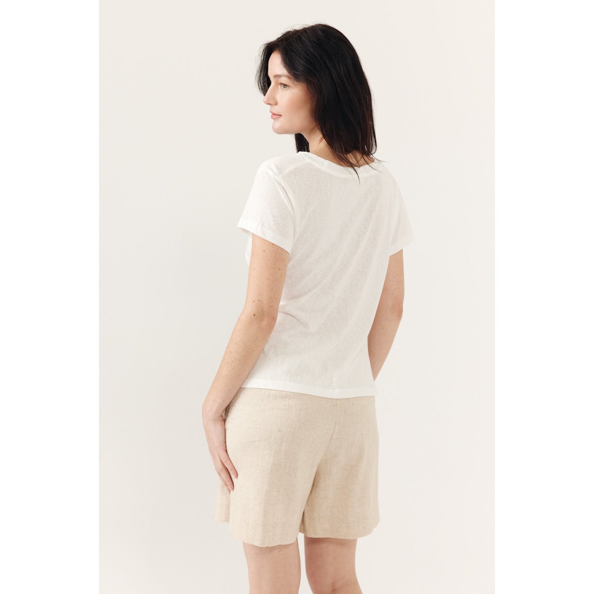 T-shirt à manches courtes col rond Jeu de drapé asymétrique sur le devant pour un effet structuré coupe ajustée IRALINE white, ARTLOVE