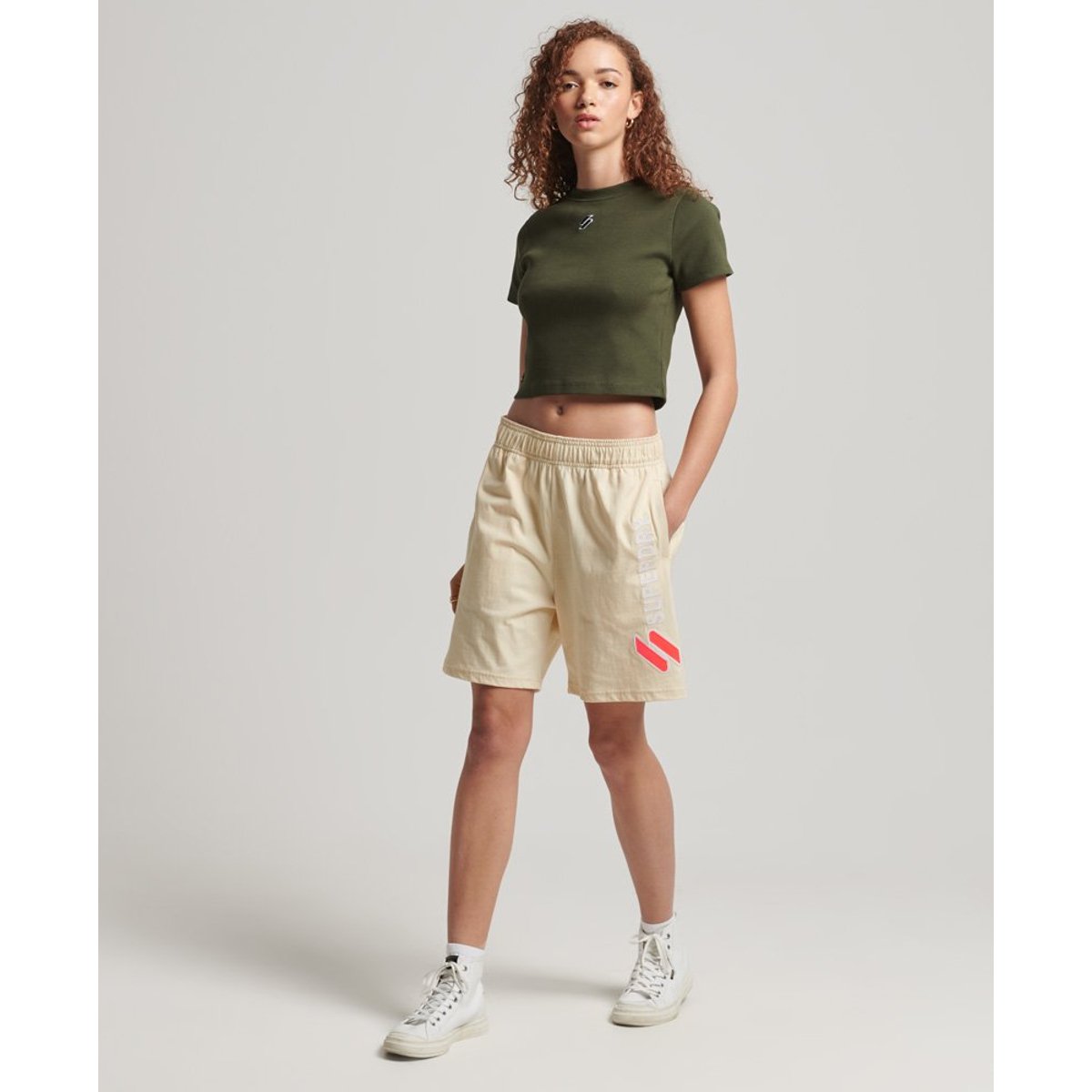 Short Boy Code à motif appliqué grège, SUPERDRY
