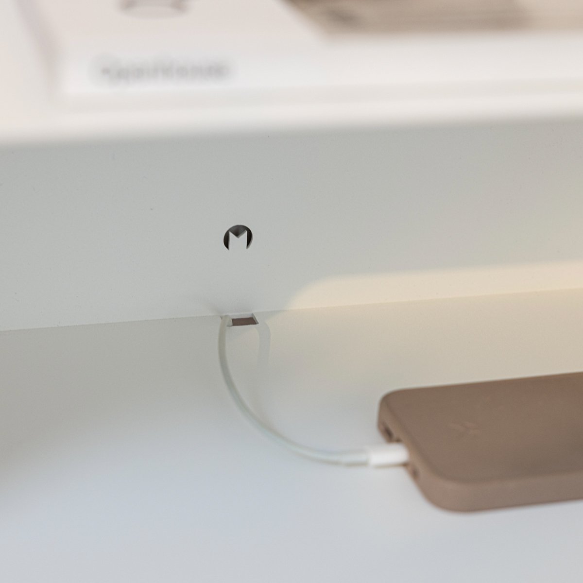 Console de chevet suspendue en acier NELIO blanc, METALLBUDE