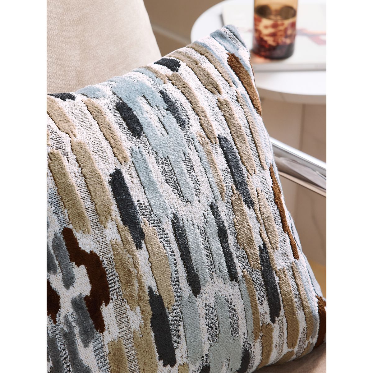 Coussin hugo en velours coupé style abstrait gris, NEXT
