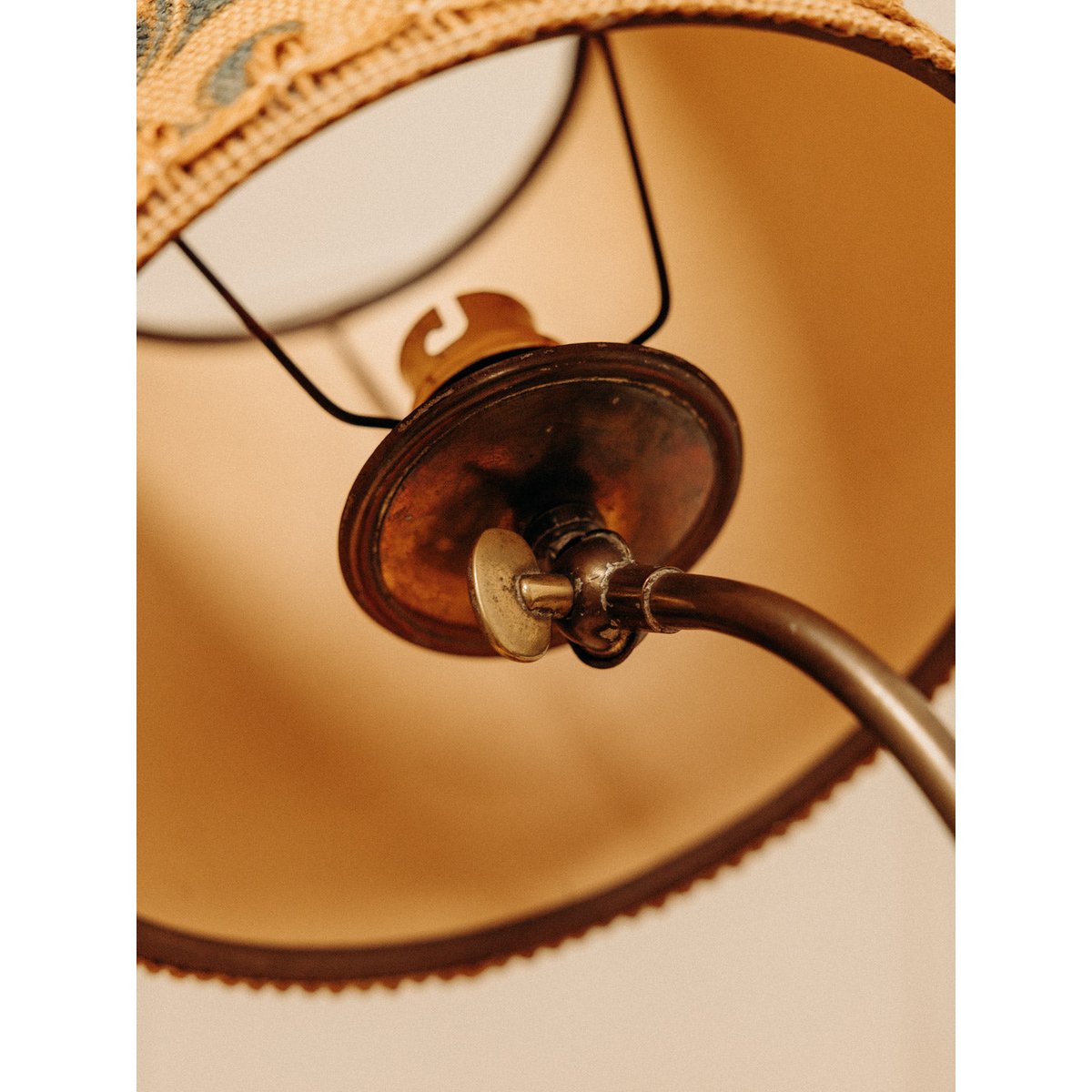 Lampe à l'abat-jour en rotin fleuri Suzanne N°585 - Bon état beige, DEBONGOUT