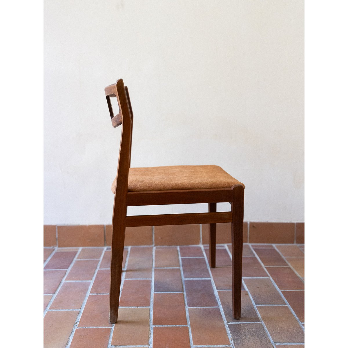 Paire de chaises aux jolis dossiers Alma N°1798 - Bon état bois foncé, DEBONGOUT