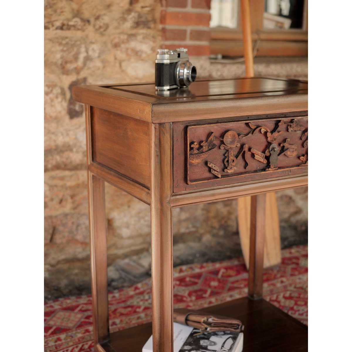 Table d'appoint au tiroir sculpté Francine N°1584 - Bon état bois foncé, DEBONGOUT