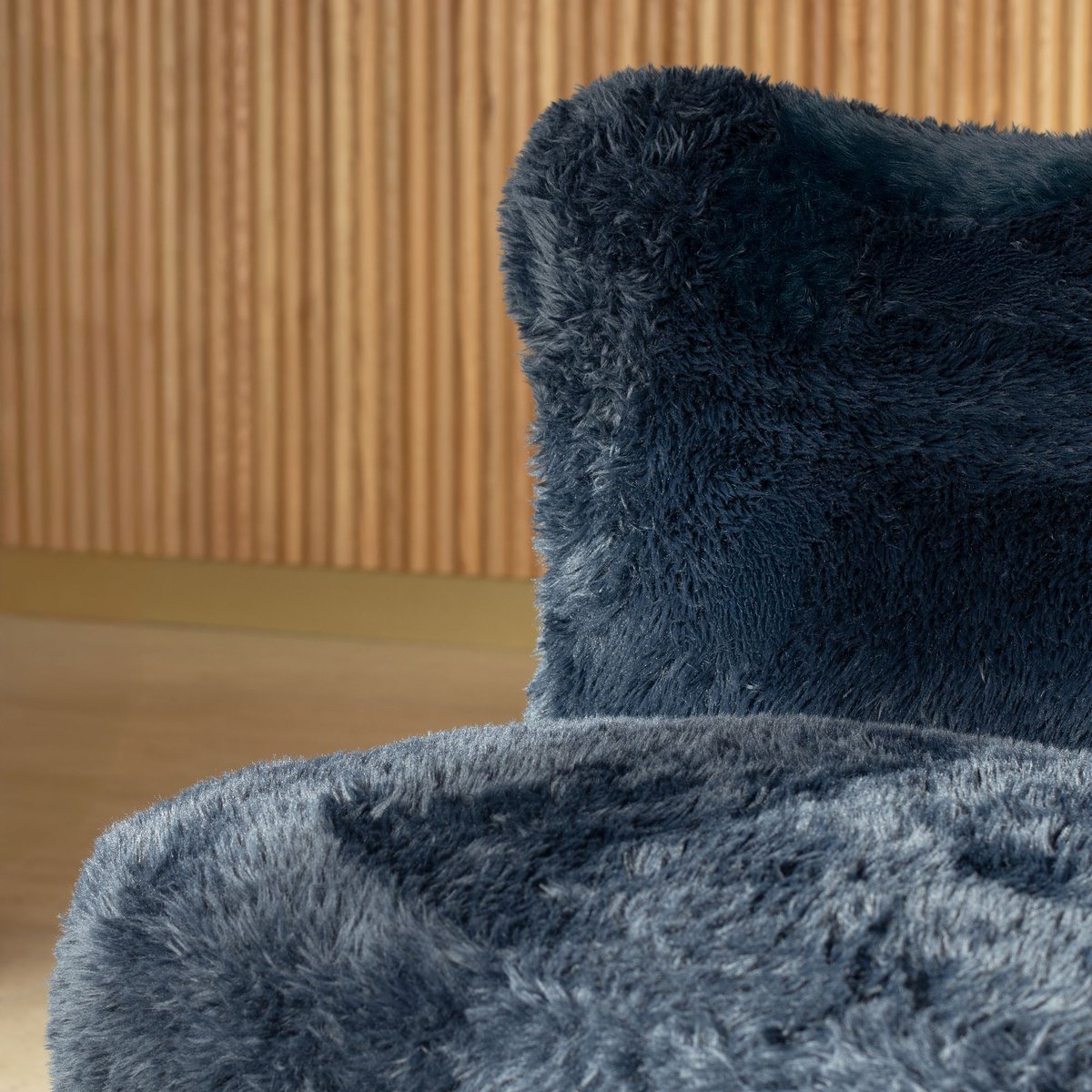Fauteuil imitation fourrure et structure en bois, ARTIC bleu-naturel, NOW'S HOME