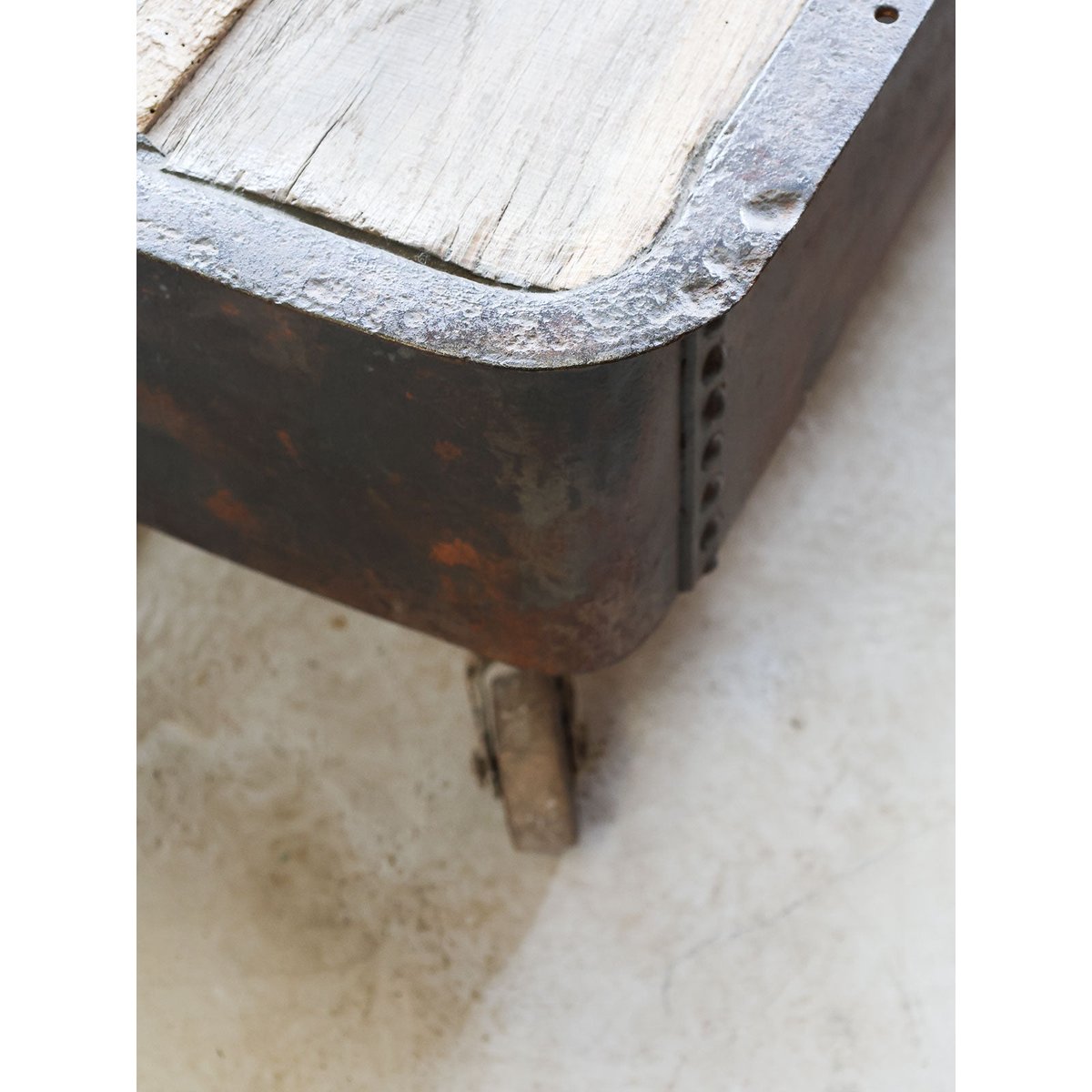 Table basse industrielle en bois Léonie N°433 - Bon état bois clair, DEBONGOUT