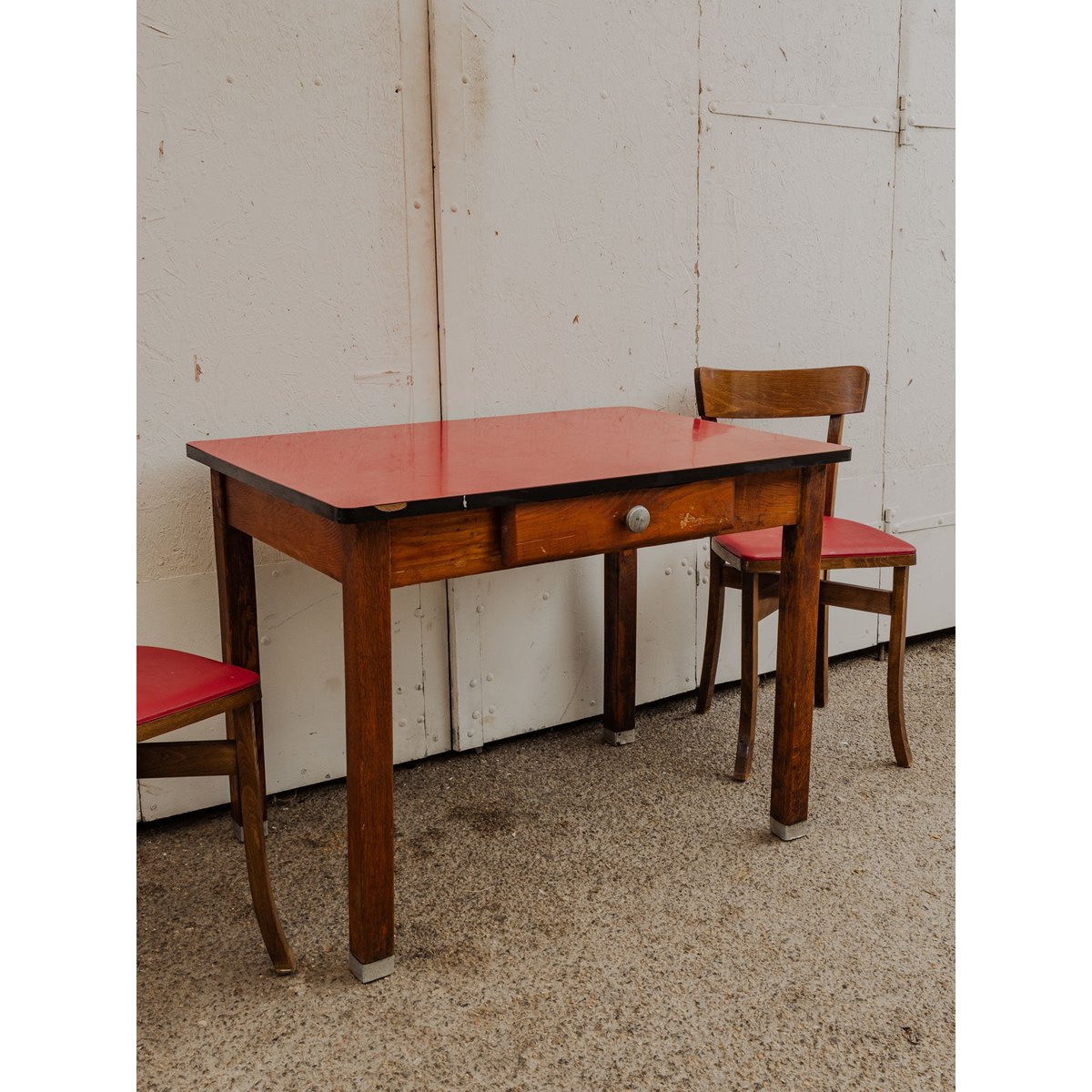 Table à manger en bois et formica rouge Karla N°1180 - Bon état bois foncé, DEBONGOUT